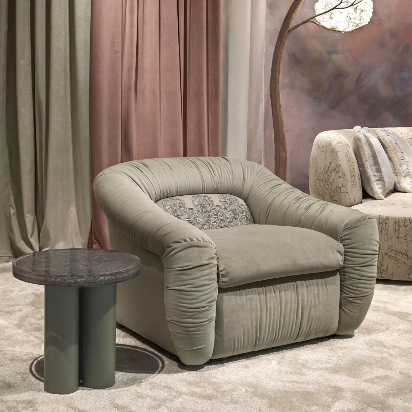 Fiori Chiari Poltrona in tessuto grigio ricamato