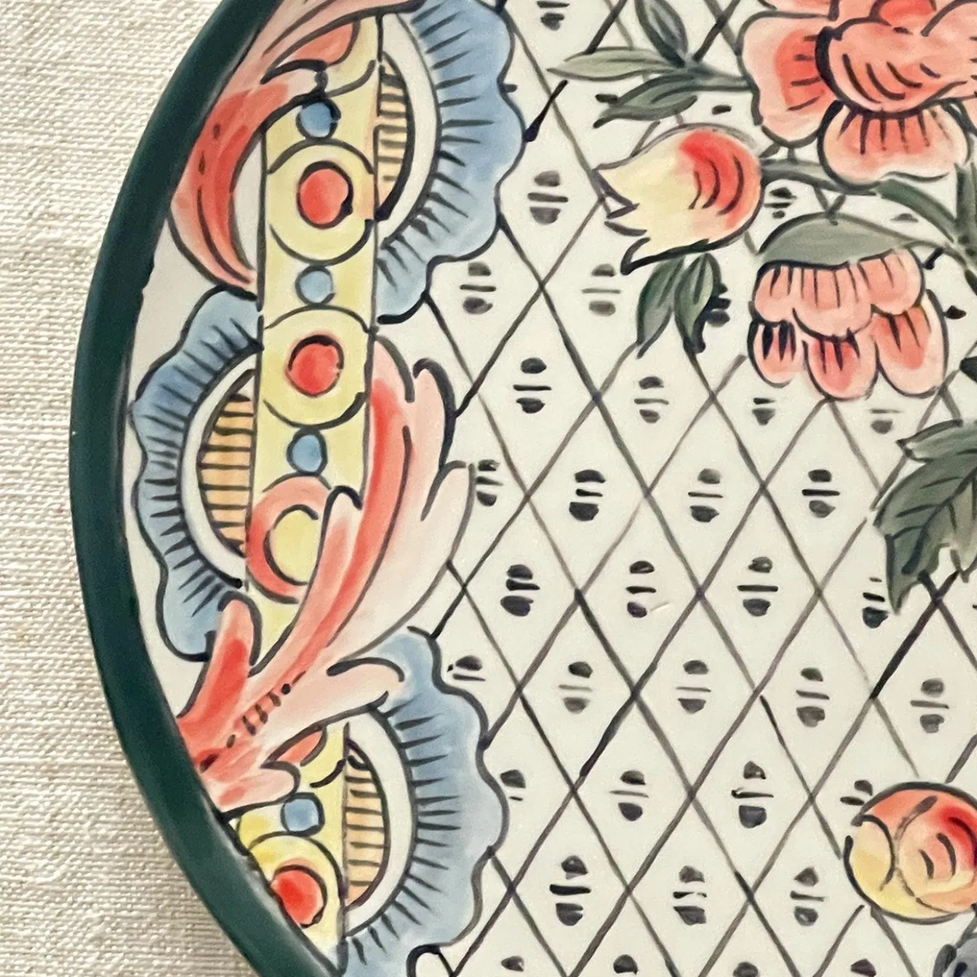 Frammento N.2 Piatto Decorativo in Ceramica Dipinto a Mano con Motivi Floreali