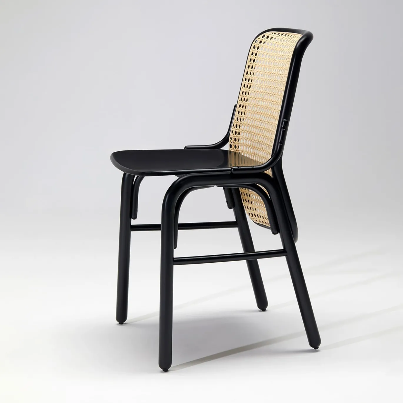 Frantz 885 Black Chair #1 di Gil Sheffi & Yoav Avinoam - Collezione Tekhne