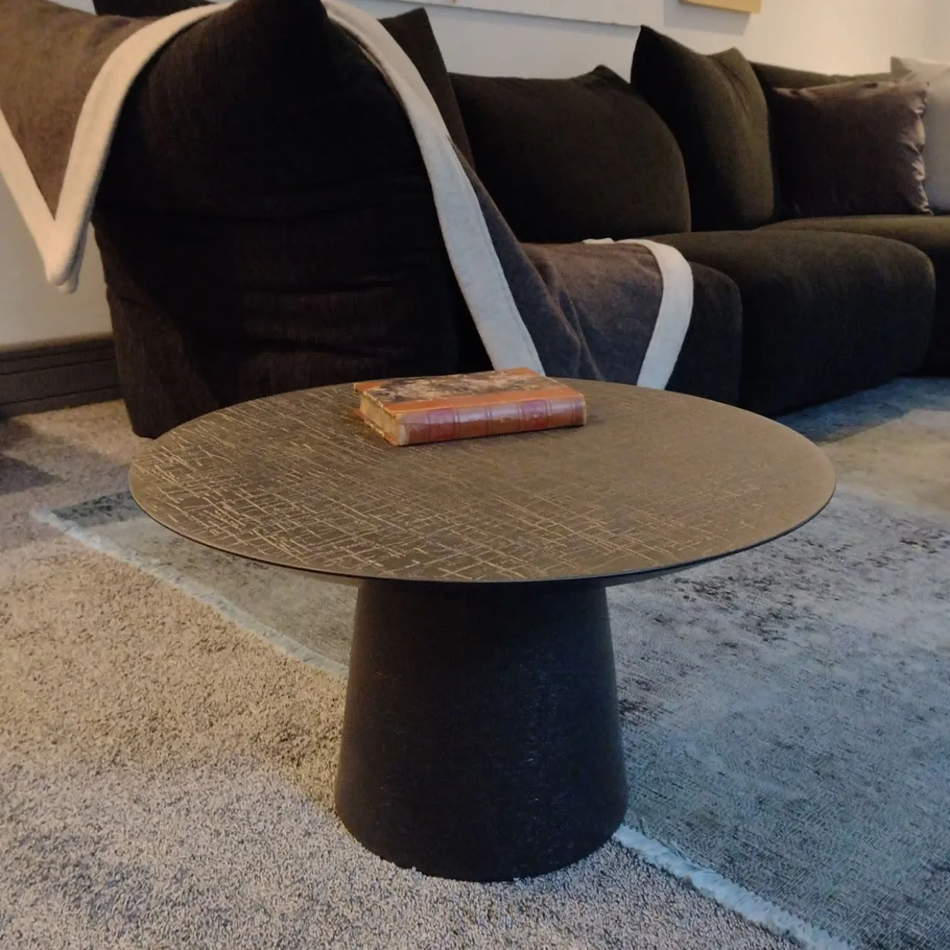 Fungo Tavolino Tondo Medio Con Top In Resina Decorata Color Bronzo