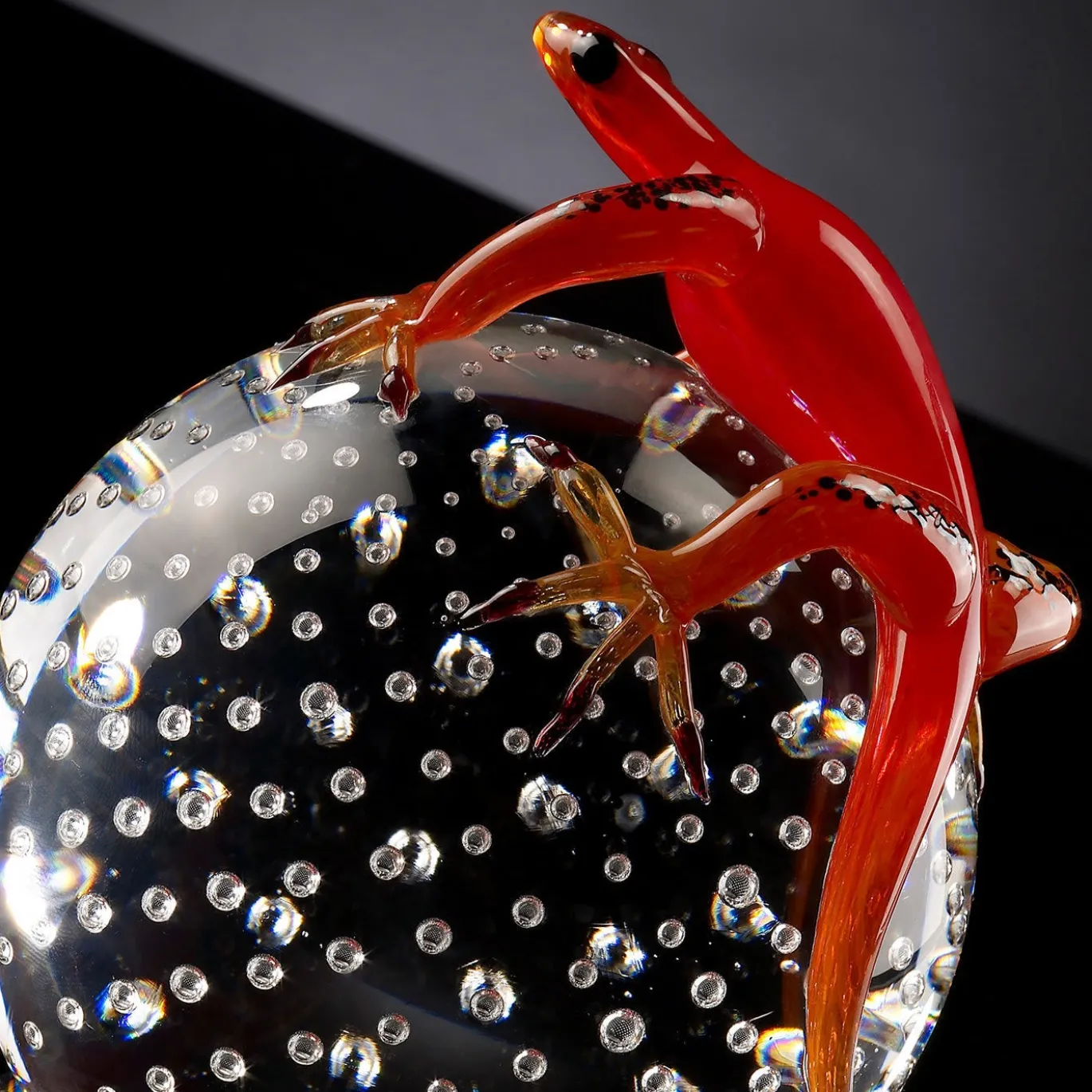 Geco di vetro rosso su sfera