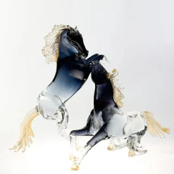 Grande cavallo seduto in vetro nero