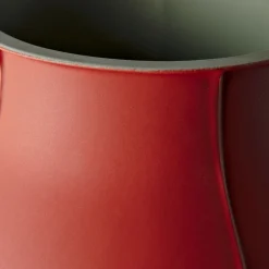 Grande vaso a botte rosso di Benjamin Hubert