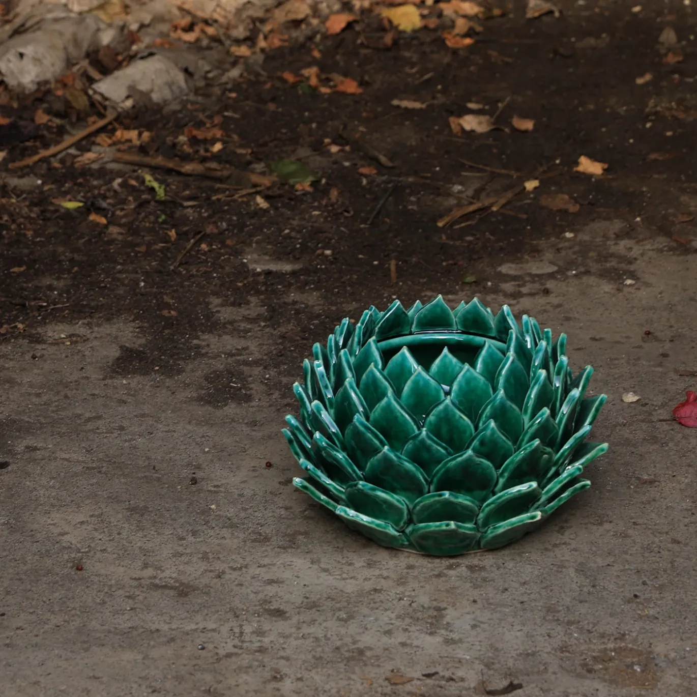 Il grande vaso in ceramica verde Cynaria