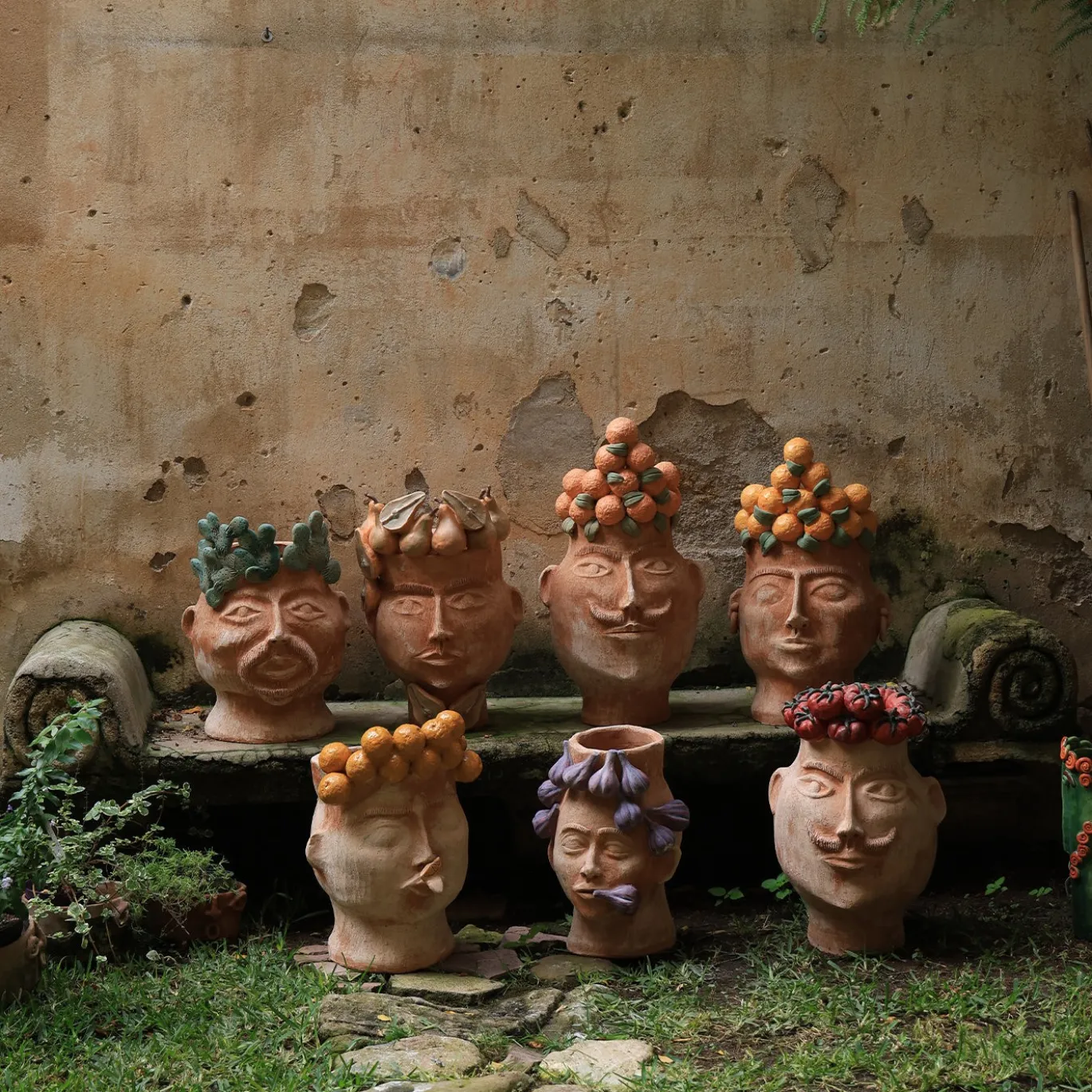 La Dama Di Corte Delle Pere Vaso figurativo in terracotta