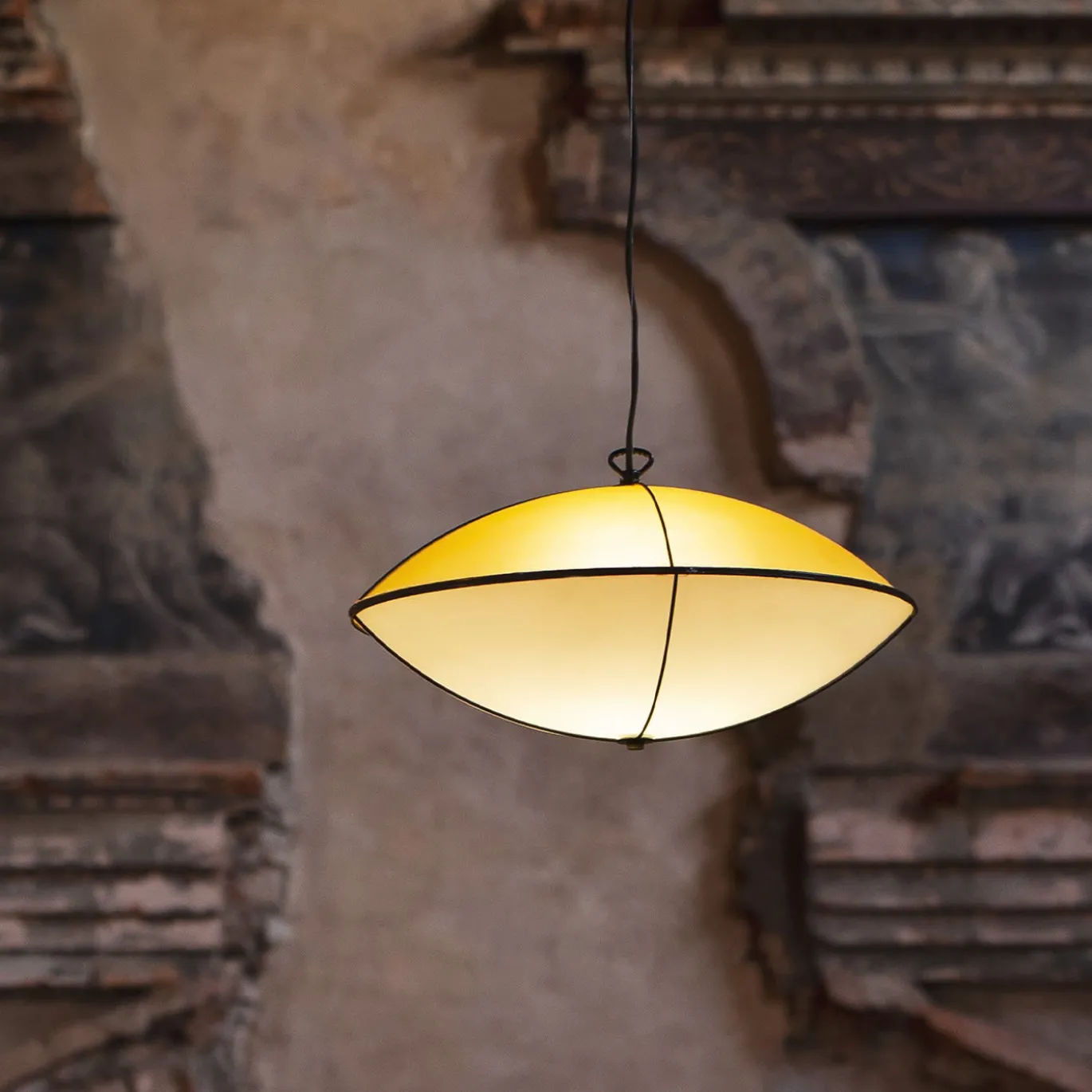 Lampada a sospensione a cupola di Simone Fanciullacci
