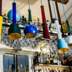 Lampada a sospensione B'Anthology in blu elettrico e foglie d'oro