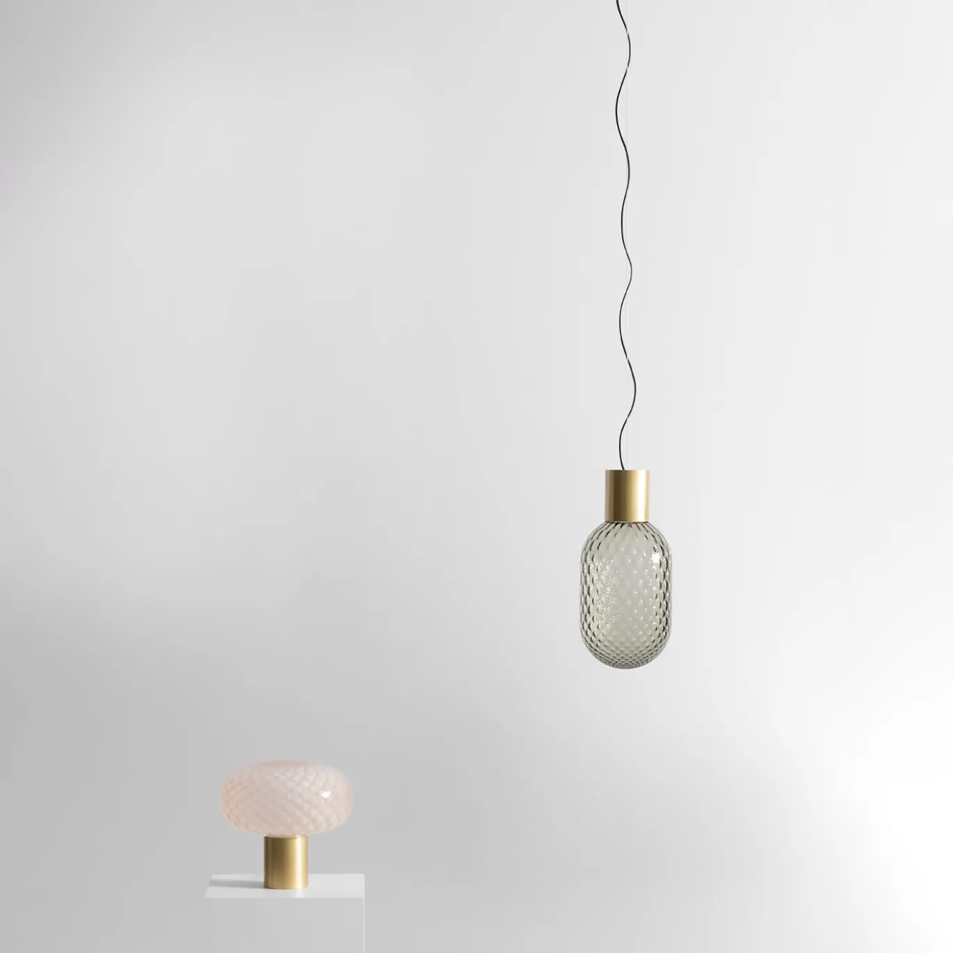 Lampada a sospensione Bloom in ottone naturale e vetro trasparente grigio #1