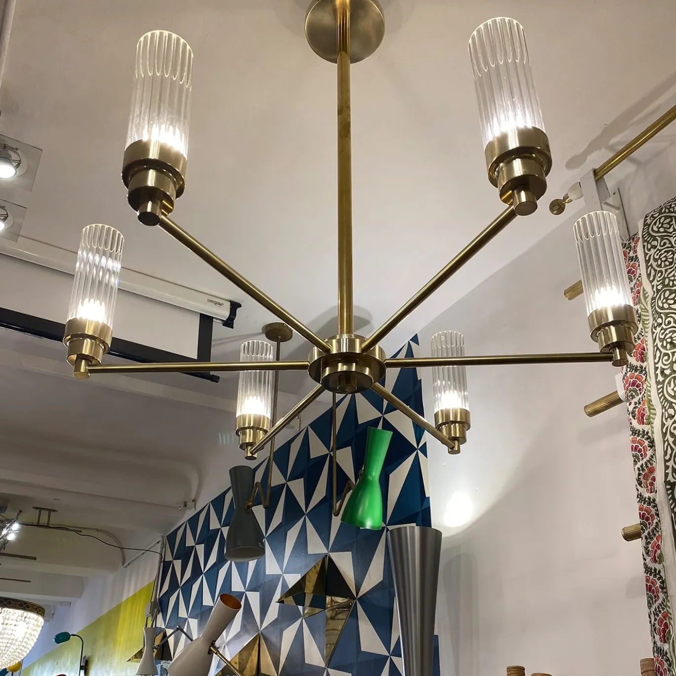 Lampada a sospensione con struttura in ottone e vetro curvato