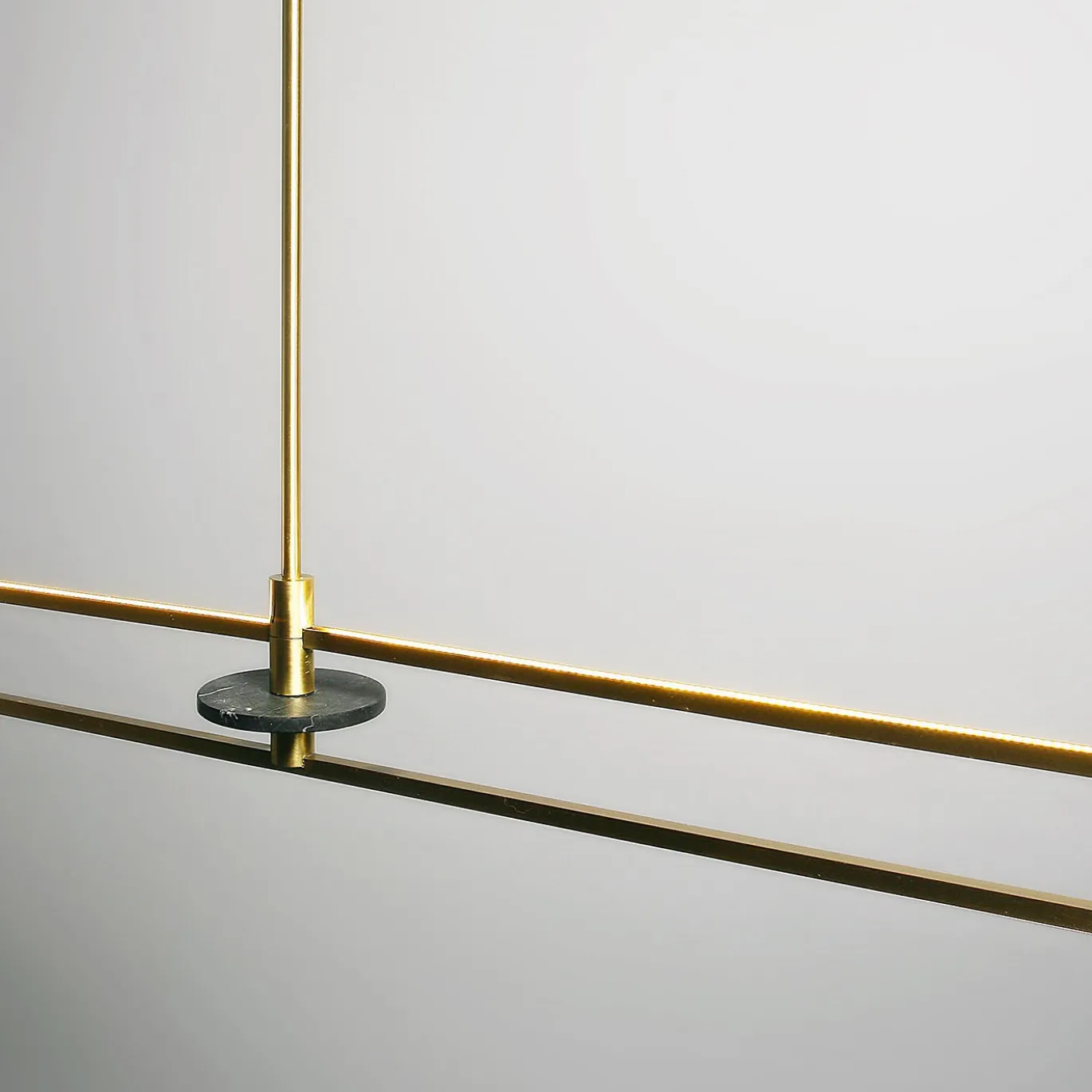 Lampada a sospensione Essential Stick in ottone satinato