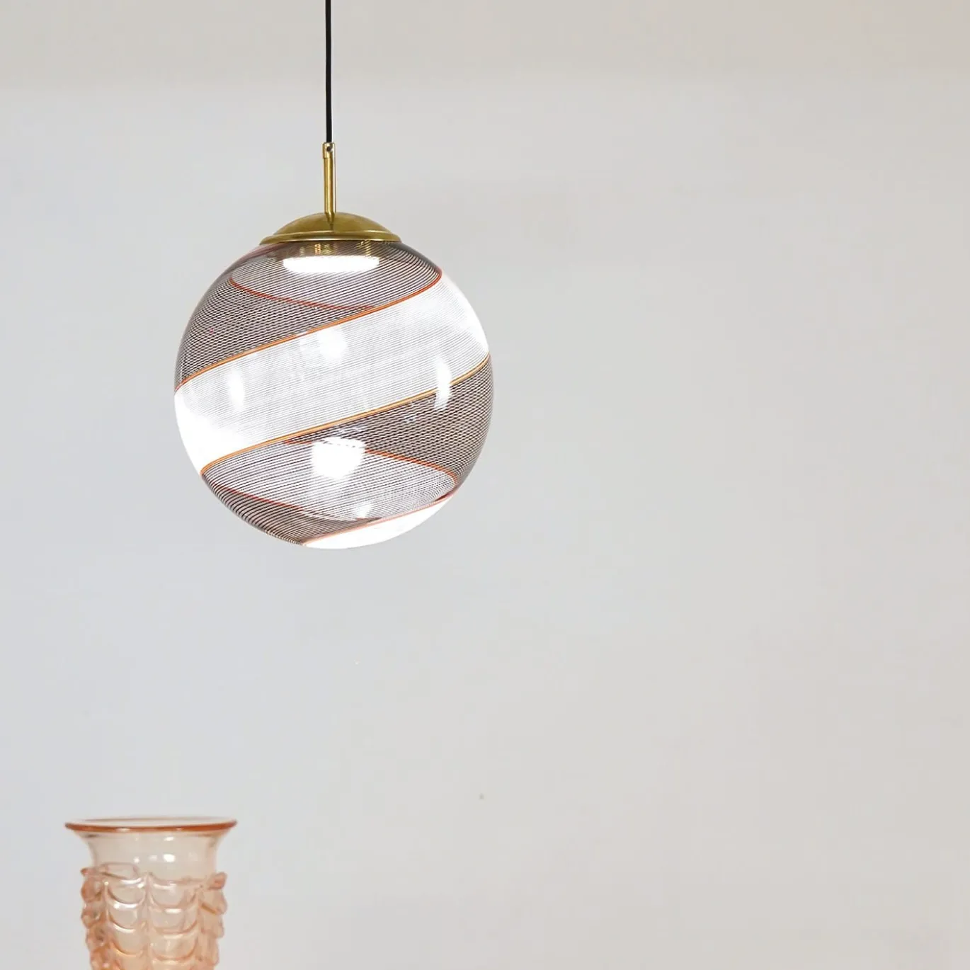 Lampada a Sospensione Gaia in Vetro di Murano Sfera Bianca e Nera #1