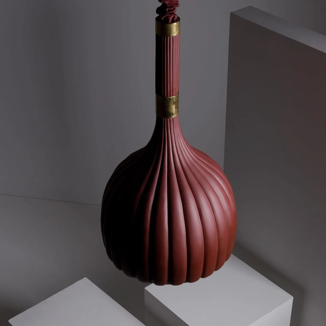 Lampada a sospensione in ceramica bordeaux smerlata