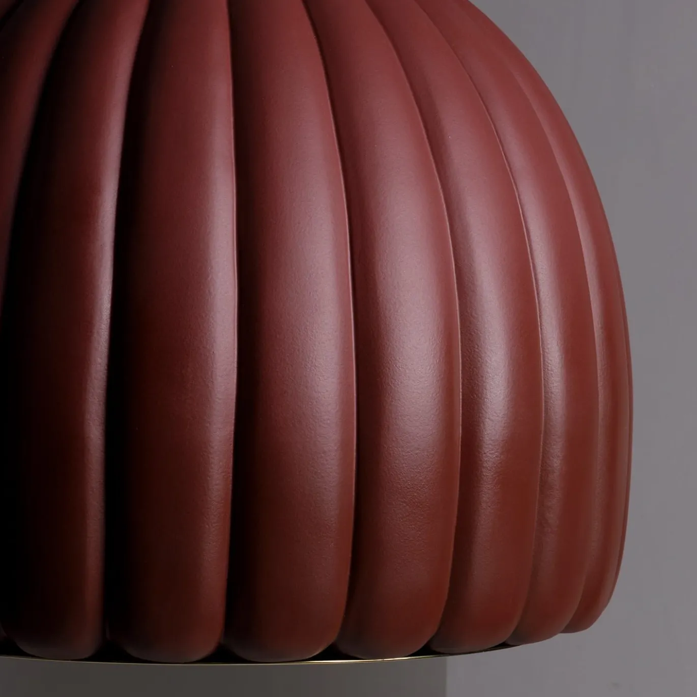 Lampada a sospensione in ceramica bordeaux smerlata