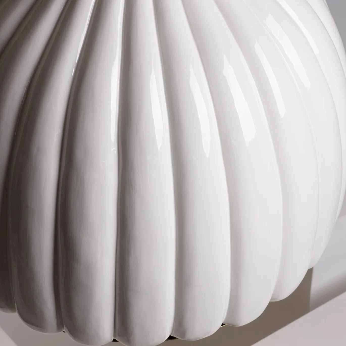 Lampada a sospensione in ceramica bianca smerlata