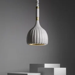 Lampada a sospensione in ceramica bianca smerlata