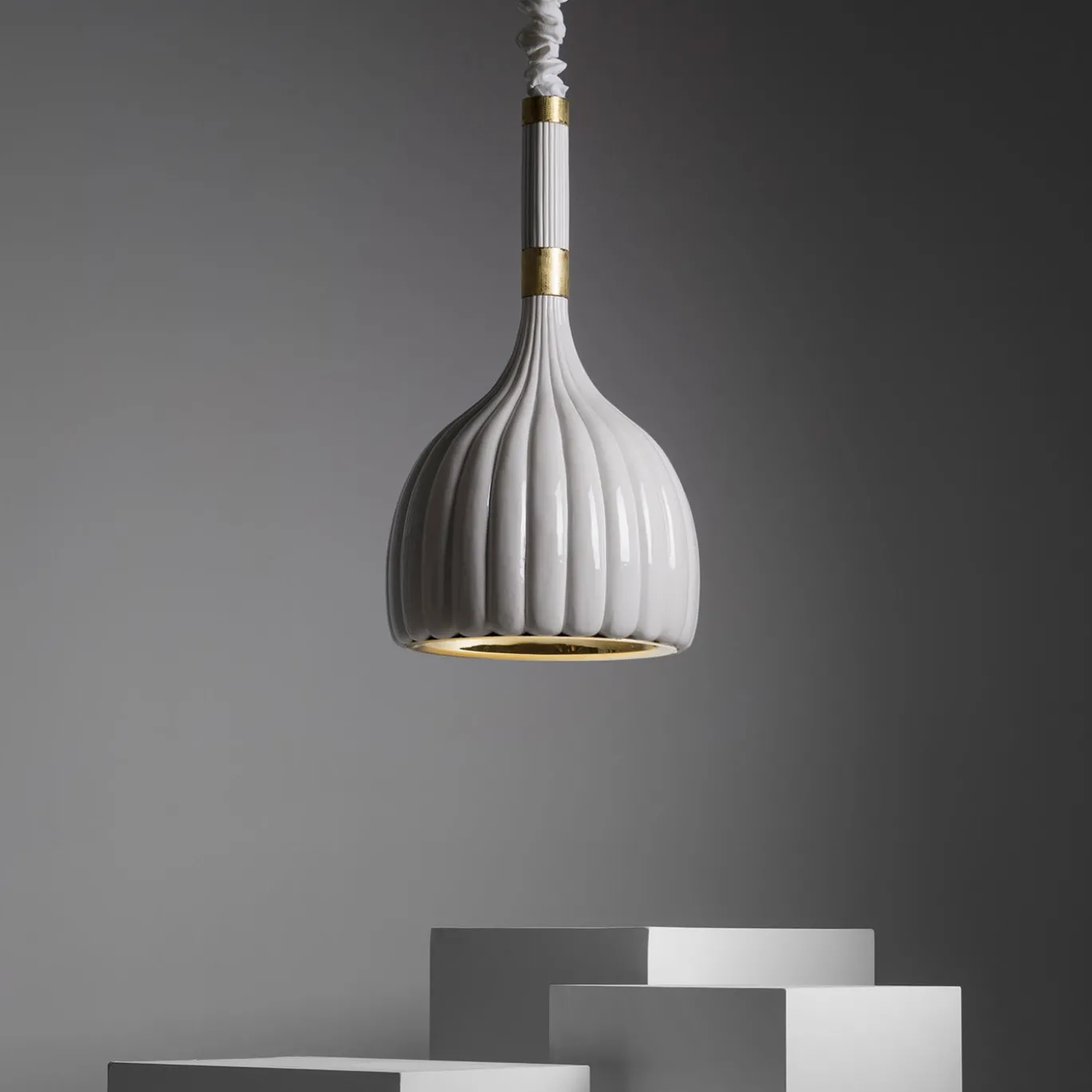 Lampada a sospensione in ceramica bianca smerlata