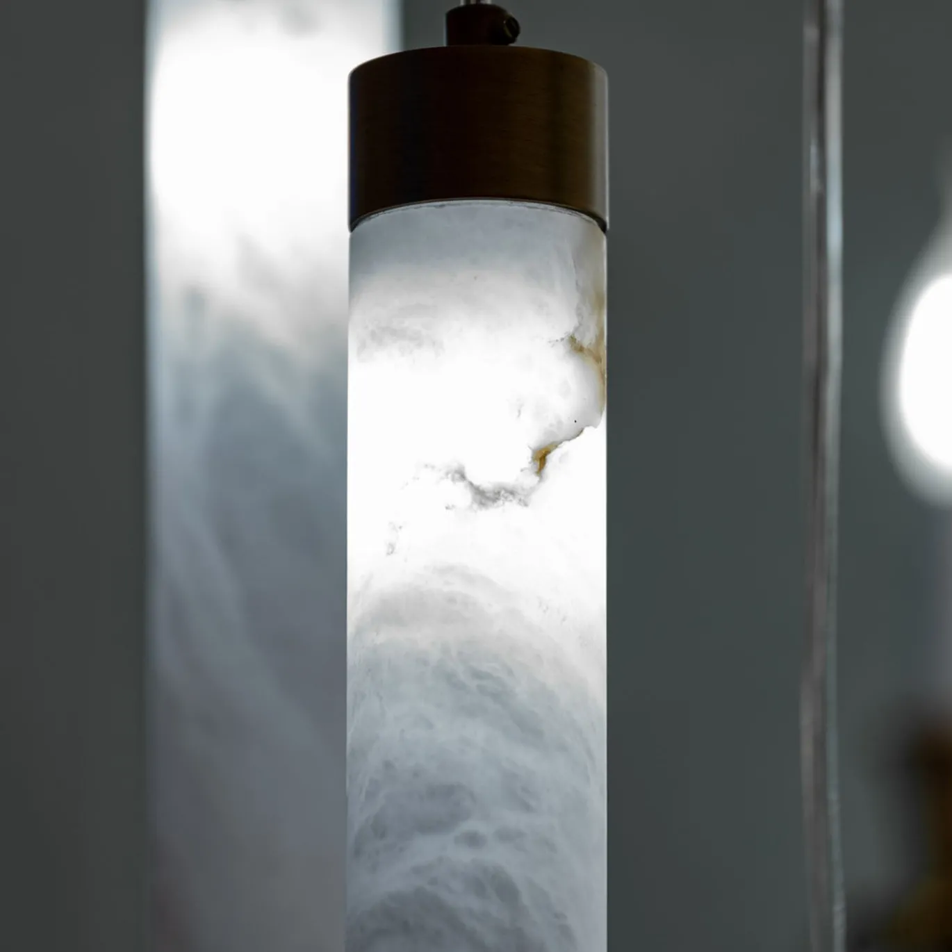 Lampada a sospensione in tubo di alabastro
