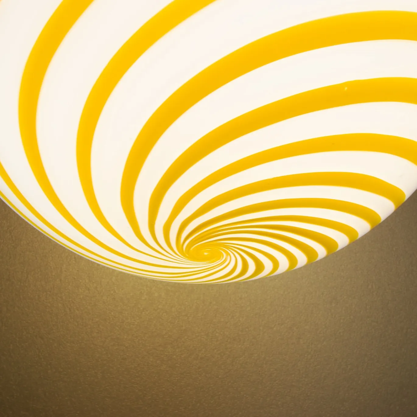 Lampada a sospensione in vetro di Murano con Canne giallo caramello e bianco a spirale