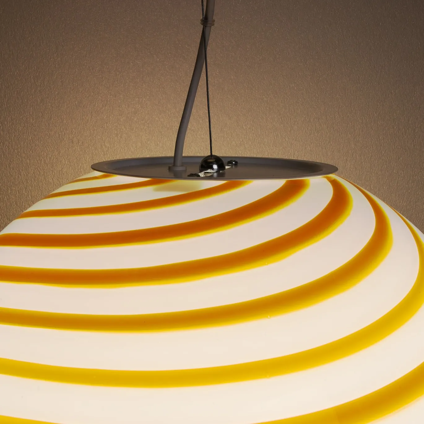 Lampada a sospensione in vetro di Murano con Canne giallo caramello e bianco a spirale