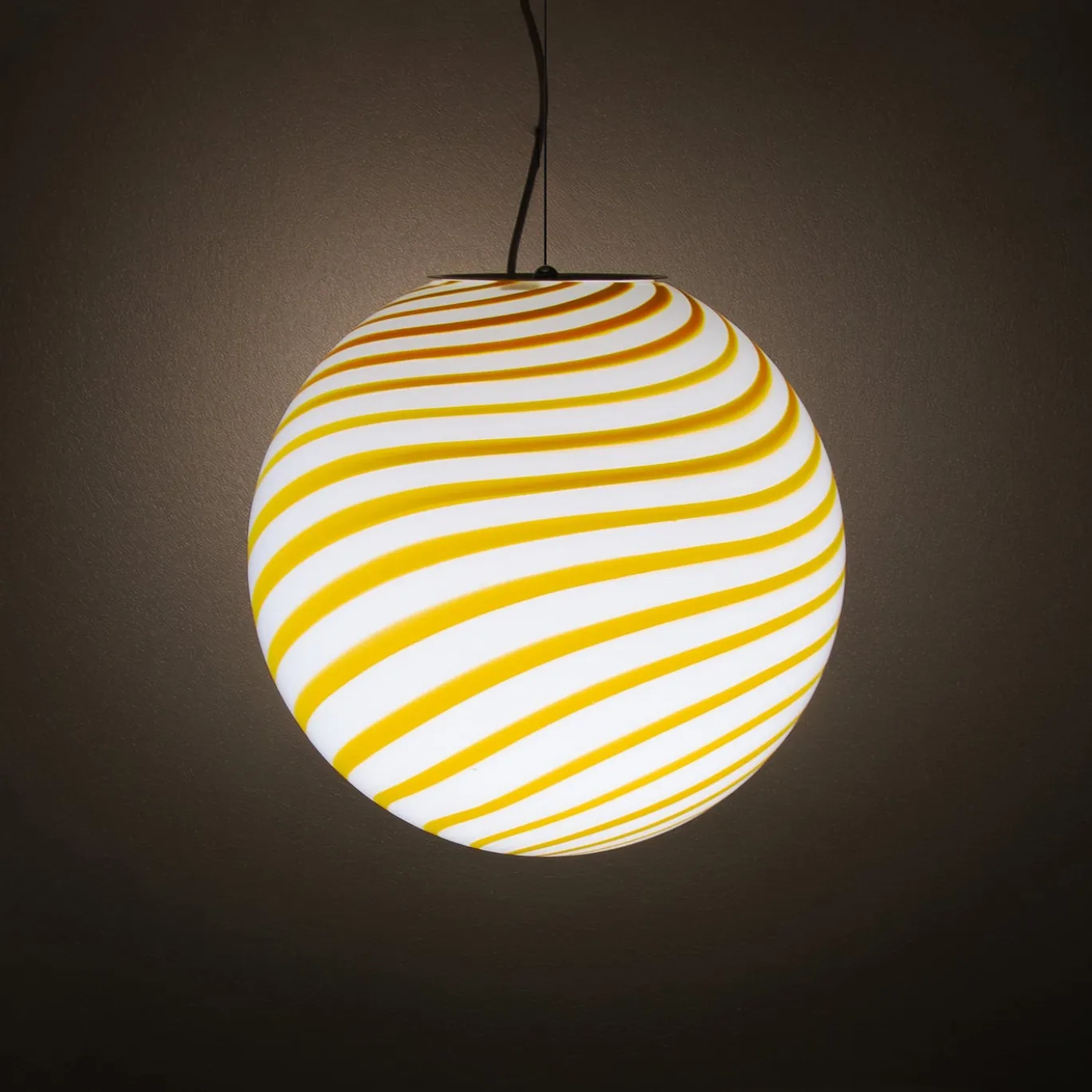 Lampada a sospensione in vetro di Murano con Canne giallo caramello e bianco a spirale