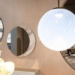 Lampada a sospensione in vetro opalino sferico Venice Moon