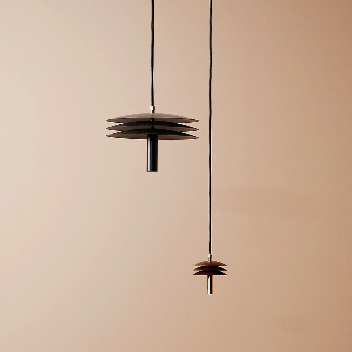 Lampada a Sospensione Isolatore 250 in Ferro e Ottone con Acidatura Scura