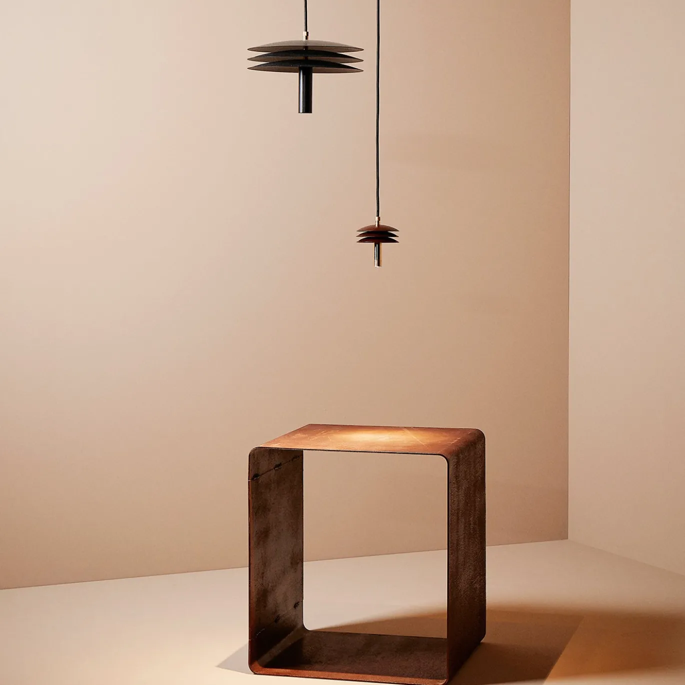 Lampada a sospensione Isolatore 100 marrone in ferro e ottone