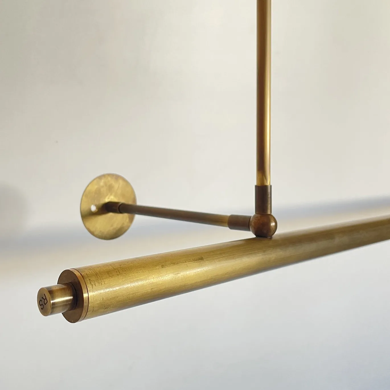Lampada a sospensione LED e appendiabiti Mettinfila in ottone spazzolato