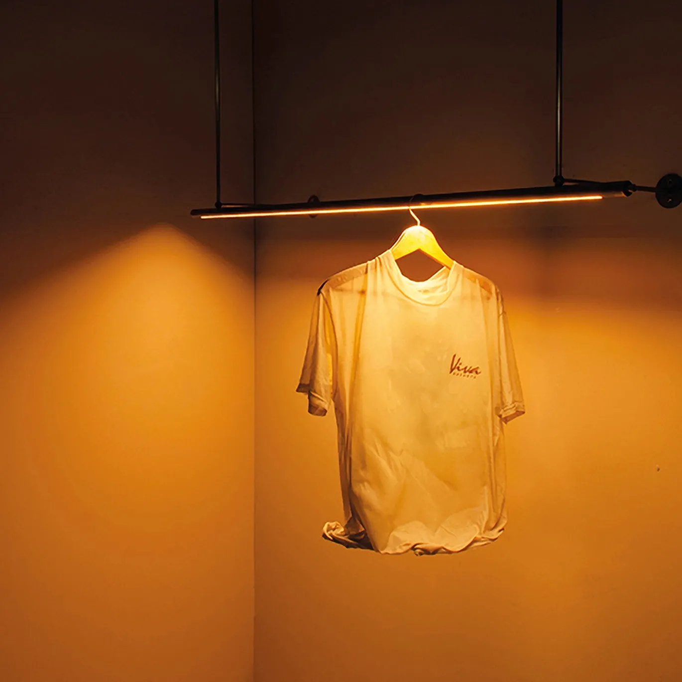 Lampada a sospensione LED e appendiabiti Mettinfila in ottone spazzolato