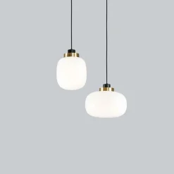 Lampada a sospensione Legier in vetro bianco opale con dettaglio in oro