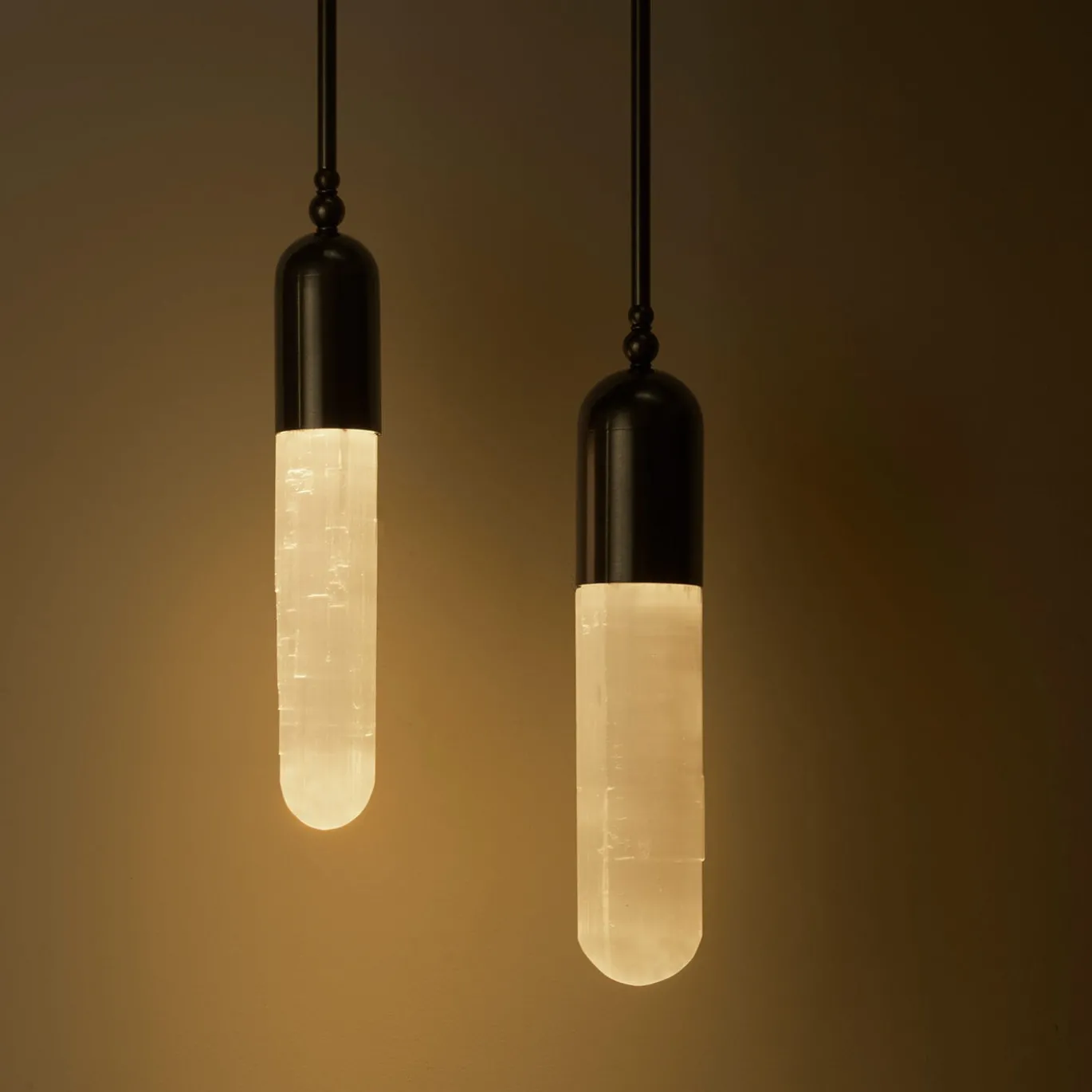 Lampada a sospensione Selene Maxi in bronzo e selenite