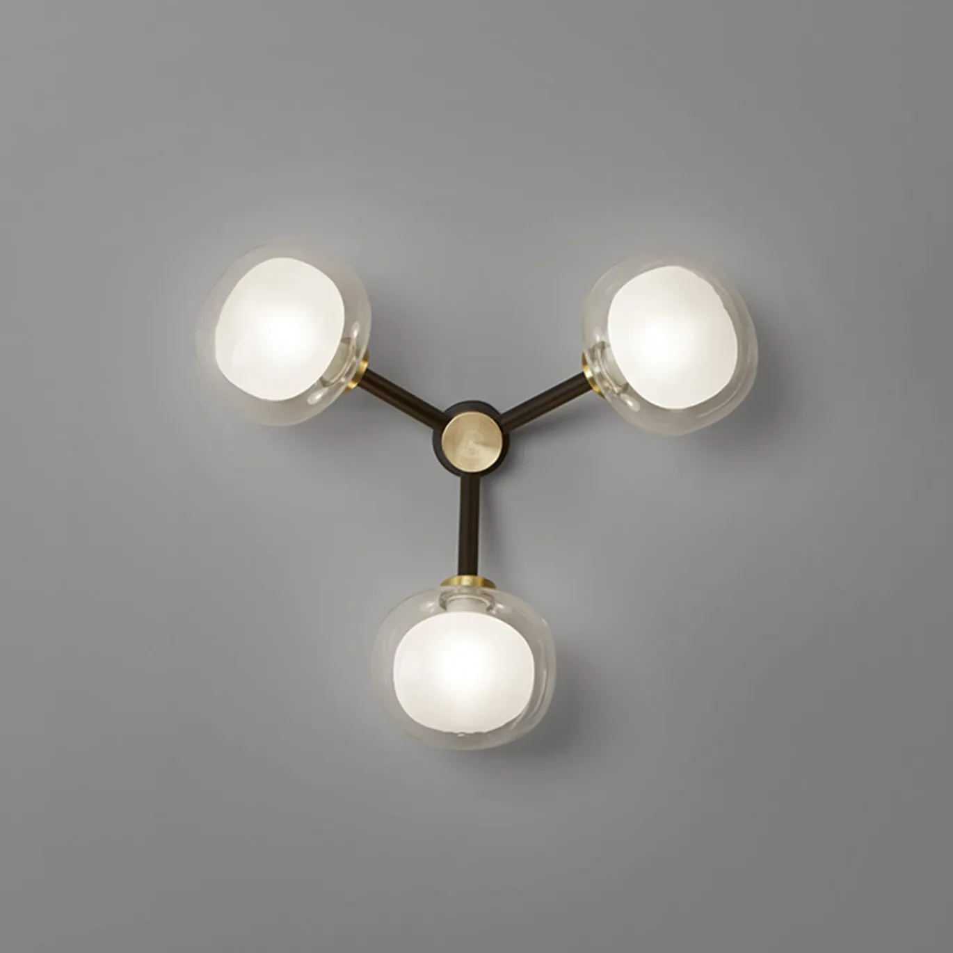 Lampada da parete a 3 luci in ottone spazzolato Nabila di Corrado Dotti