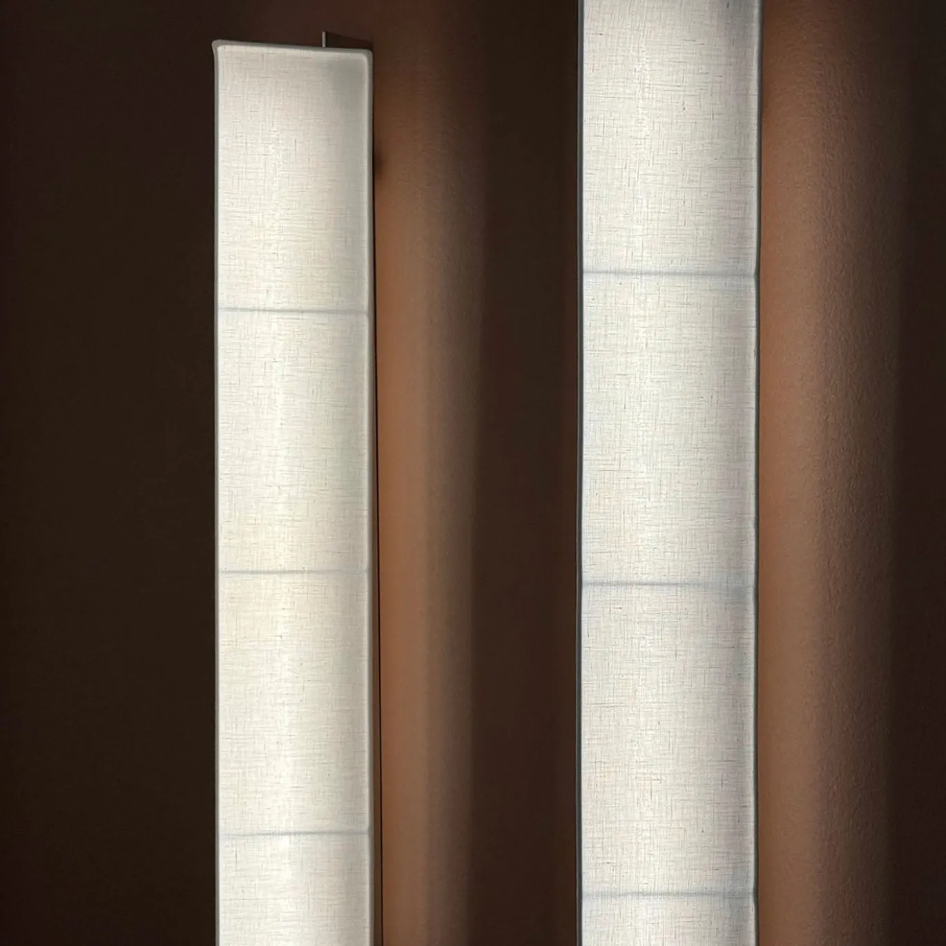 Lampada da parete grande Capanni in lino bianco e acciaio