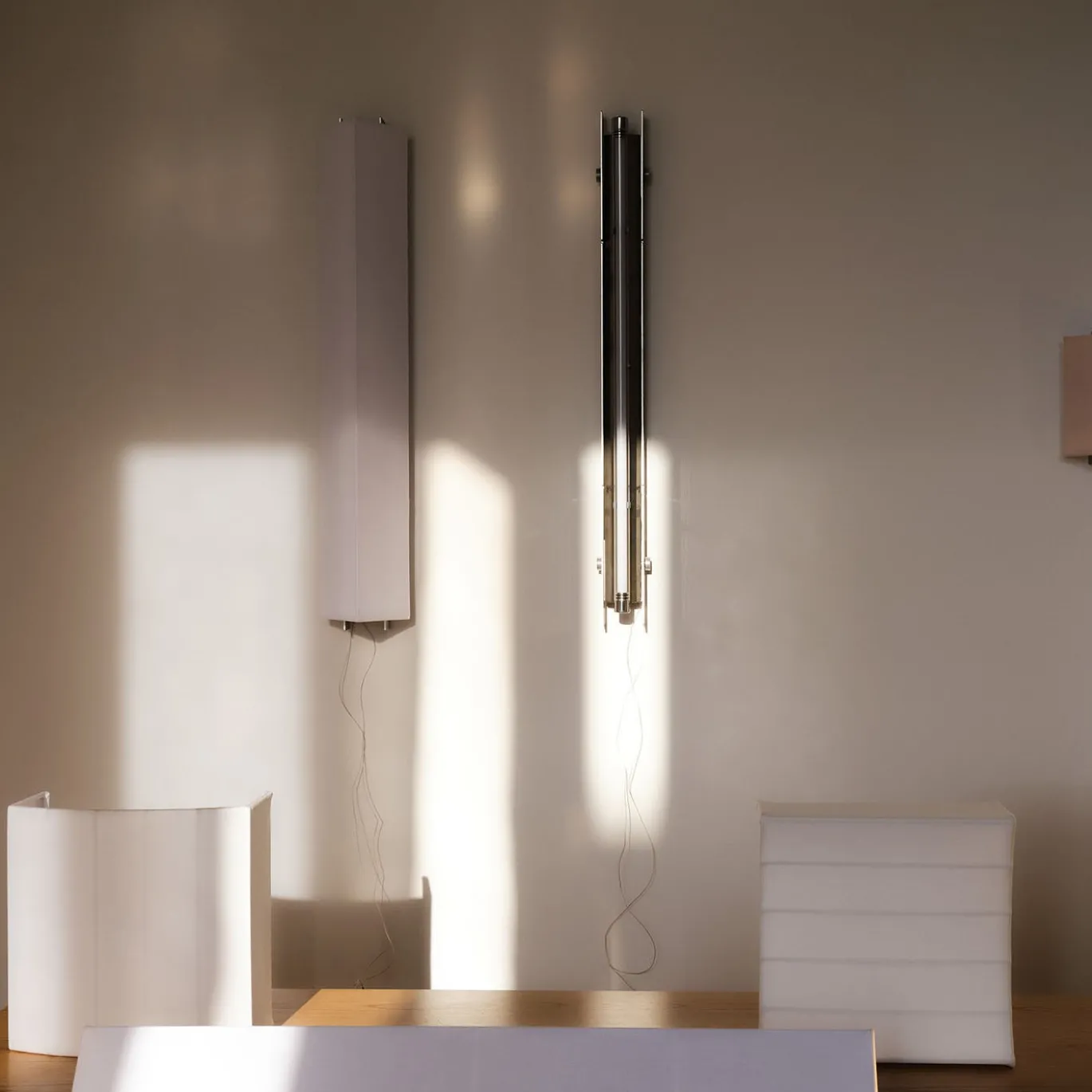 Lampada da parete grande Capanni in lino bianco e acciaio