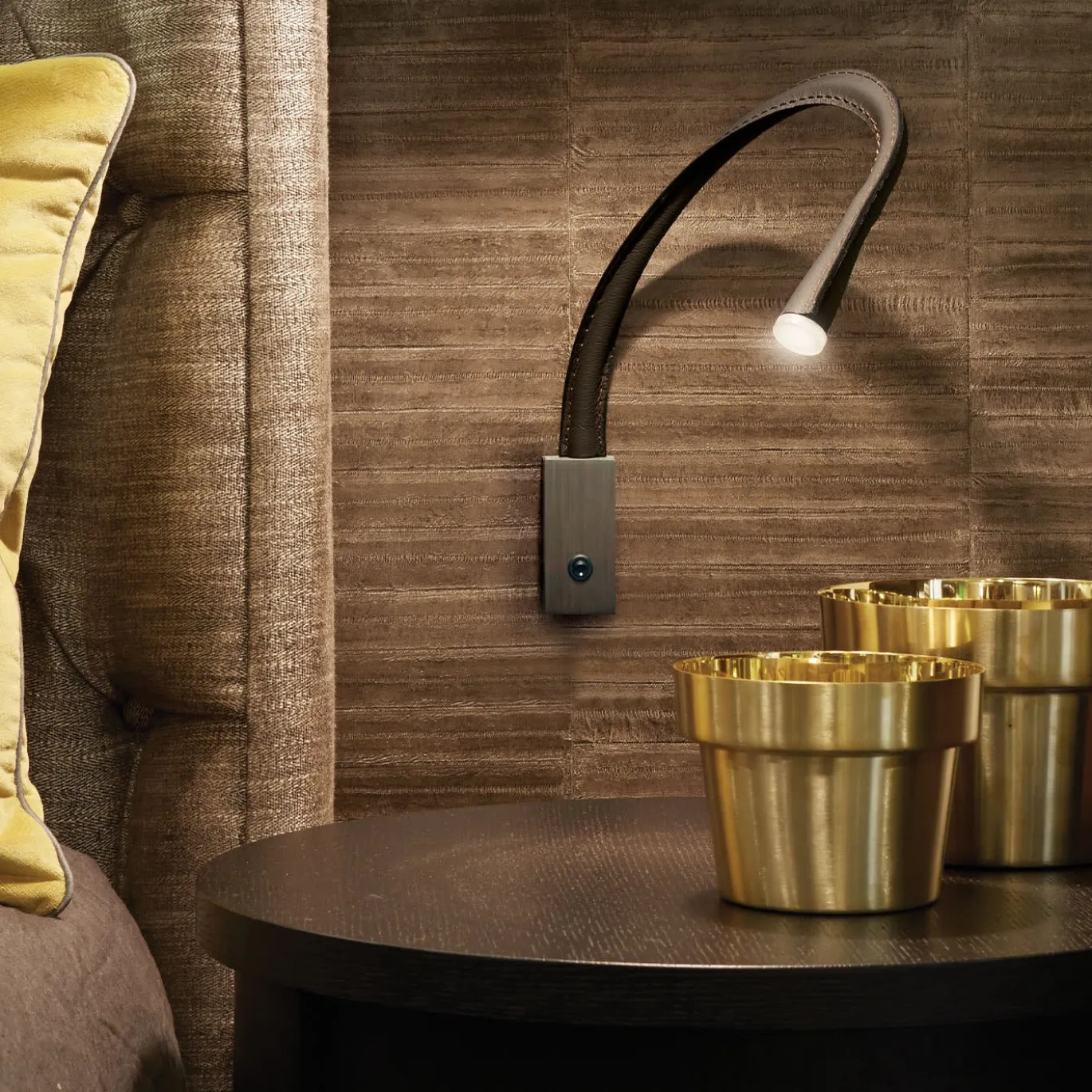 Lampada da parete in pelle Flexiled L60 di King & Roselli