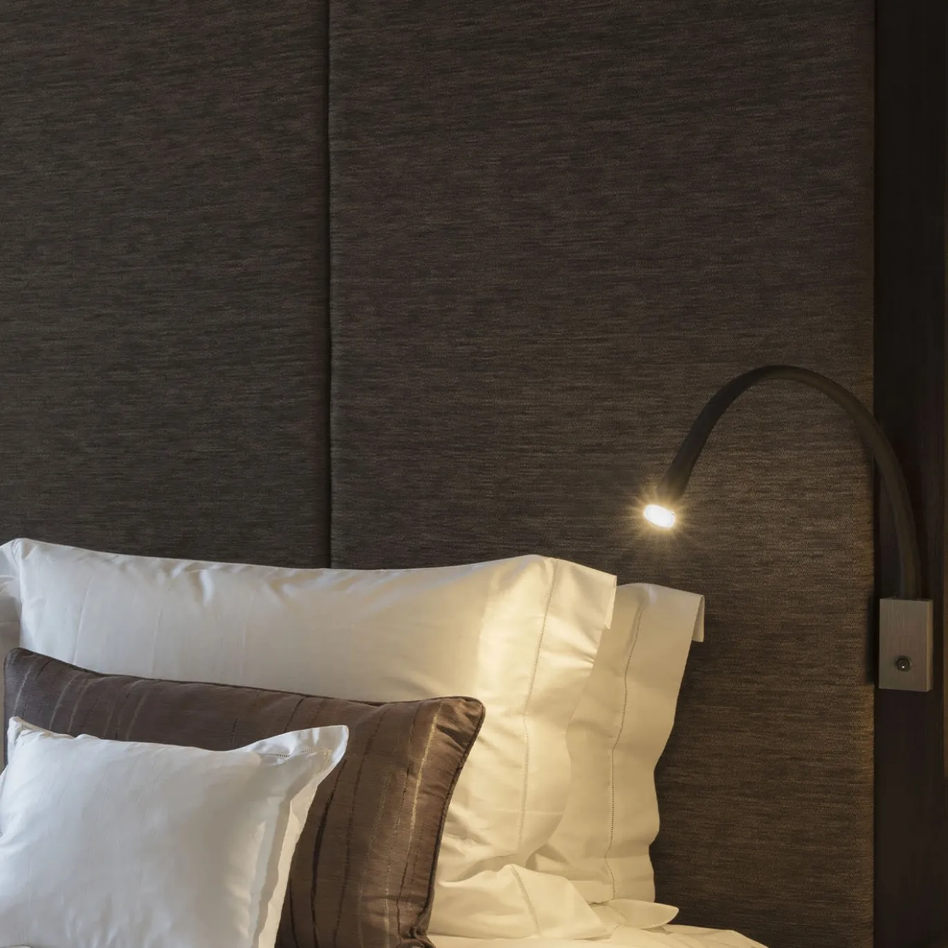 Lampada da parete in pelle Flexiled L60 di King & Roselli