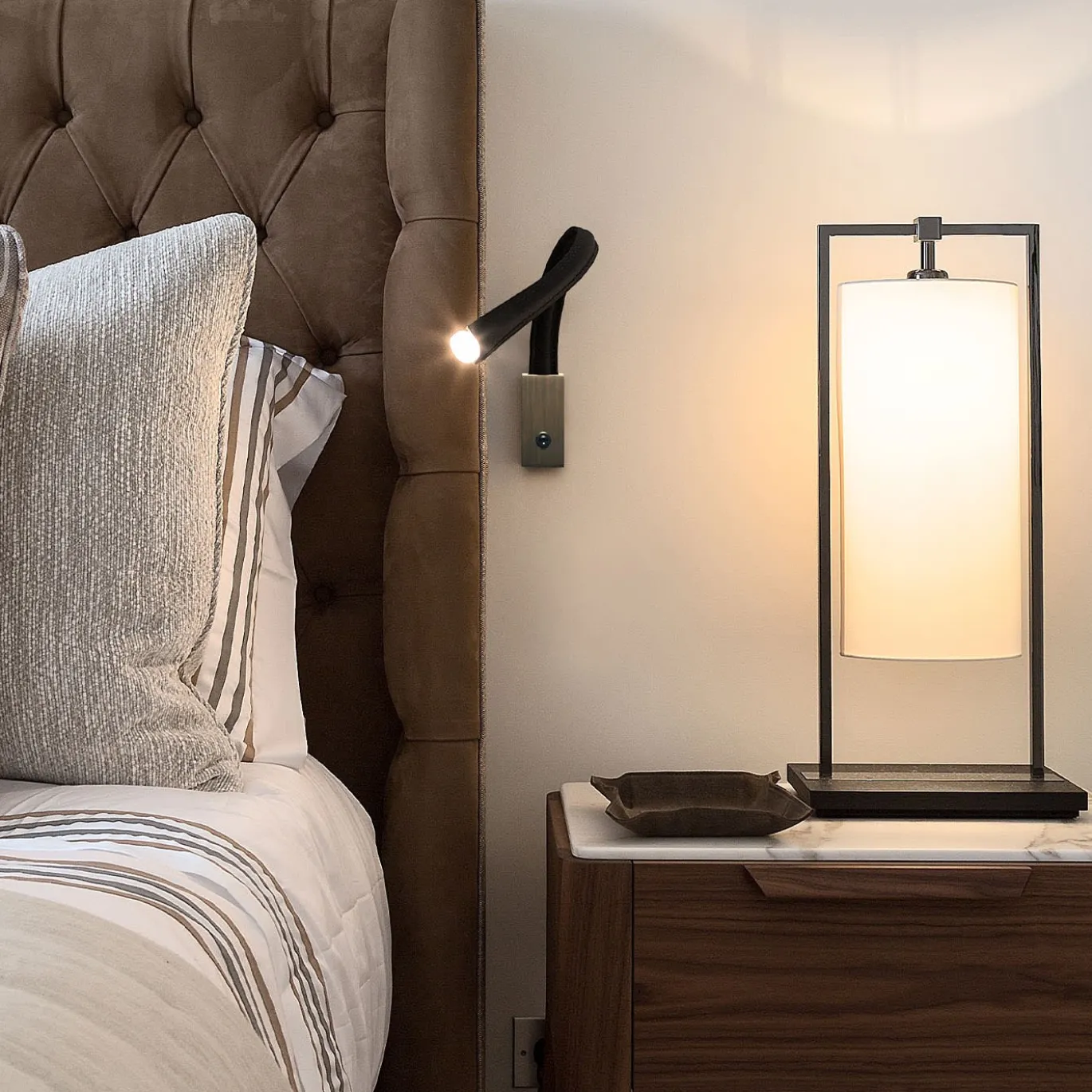 Lampada da parete in pelle Flexiled L60 di King & Roselli