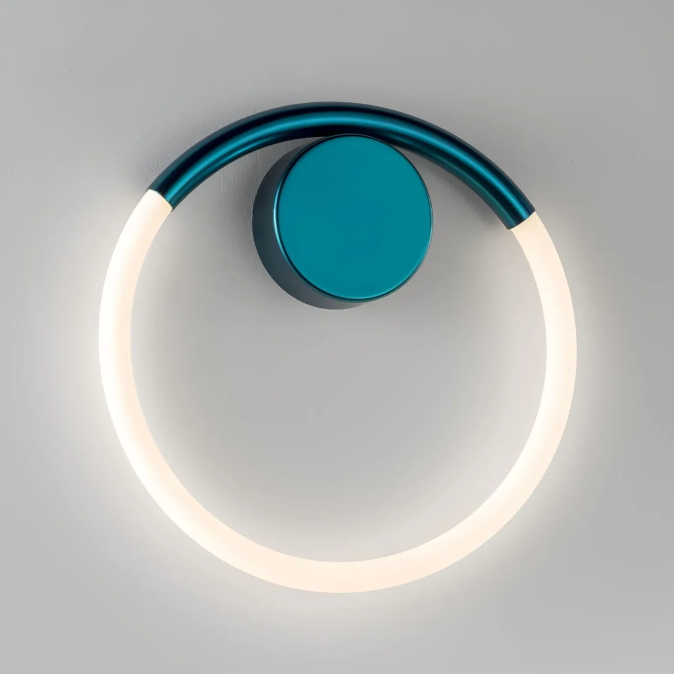 Lampada da parete Loop in metallo blu opaco