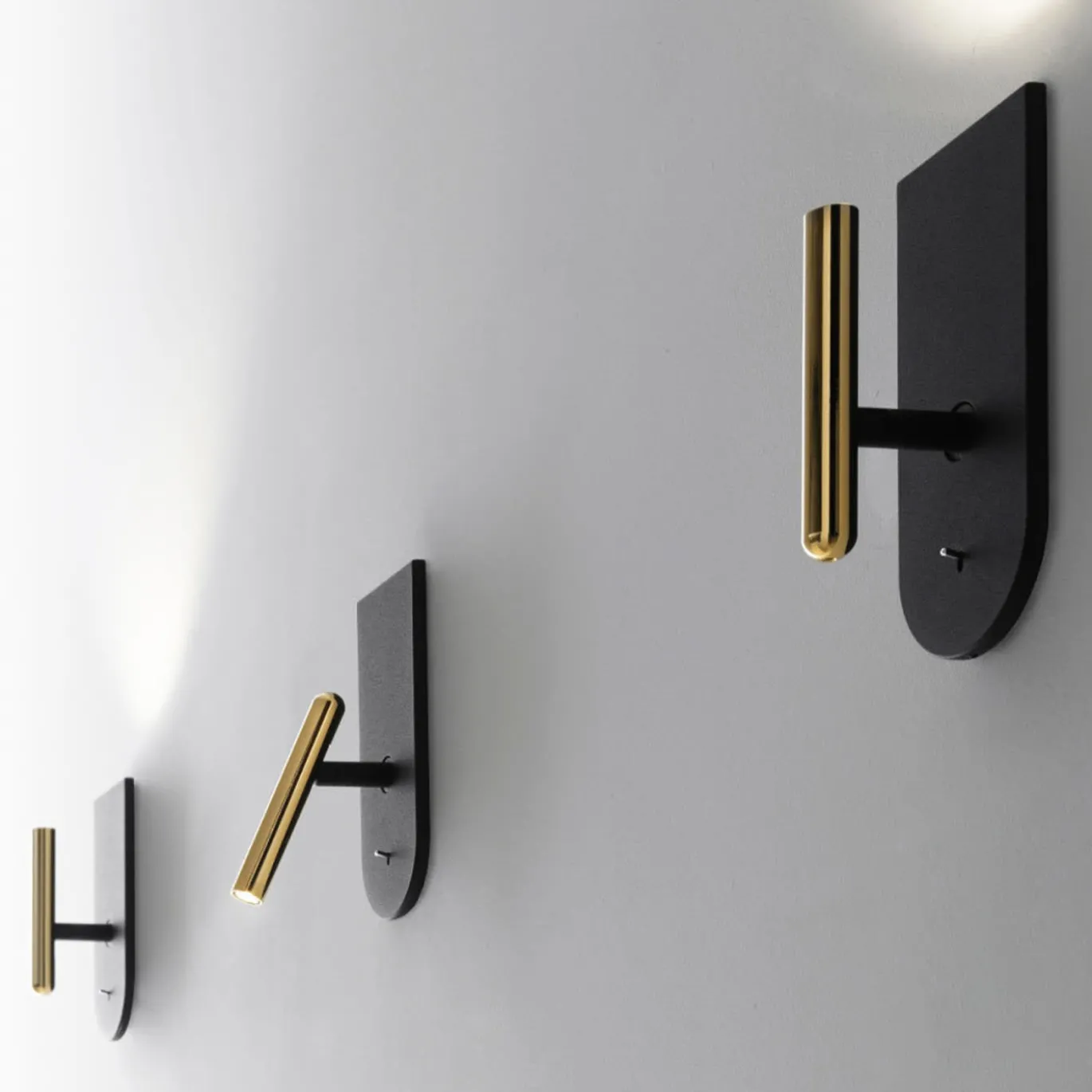 Lampada da parete 2Nights W2 nera e oro di Davide Oppizzi