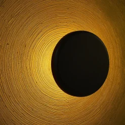 Lampada da parete Parabola 1200 Grande in resina dorata spazzolata