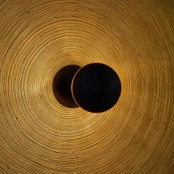Lampada da parete Parabola 800 in resina dorata spazzolata