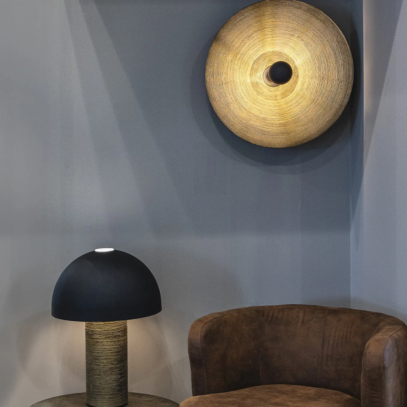 Lampada da parete Parabola 800 in resina dorata spazzolata