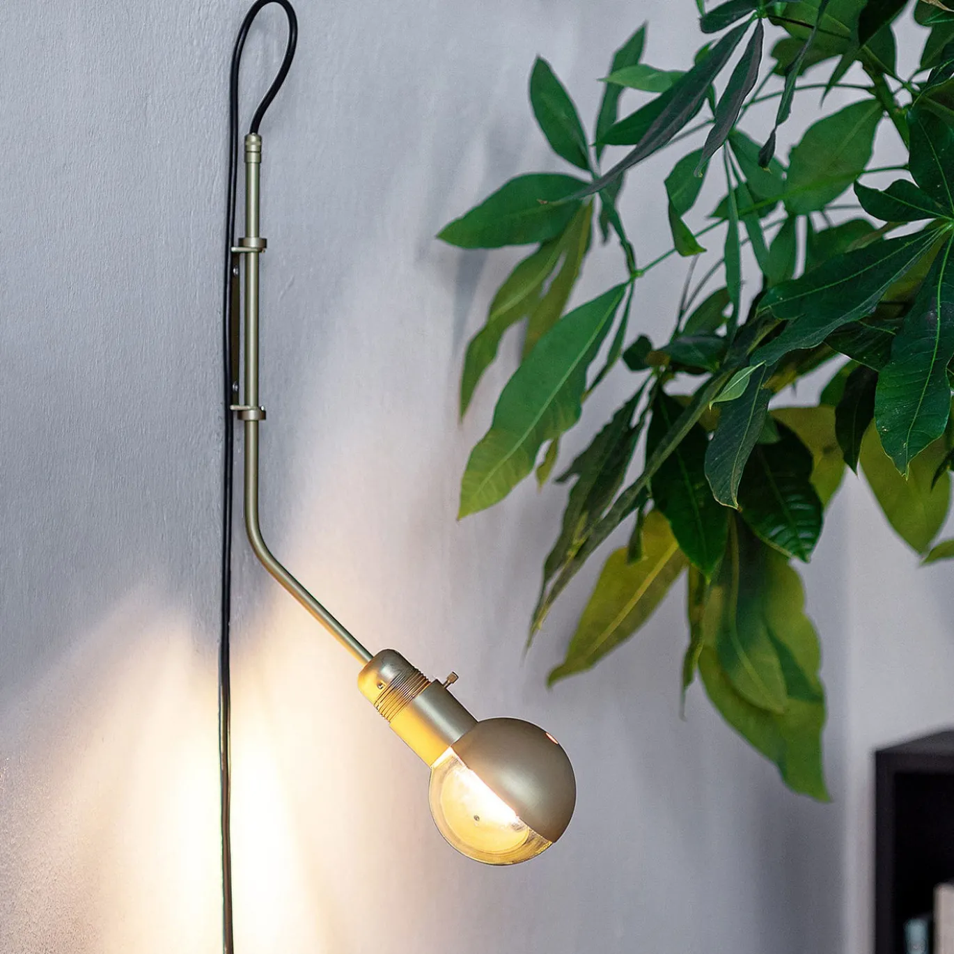 Lampada da parete regolabile in ottone dorato BRS02
