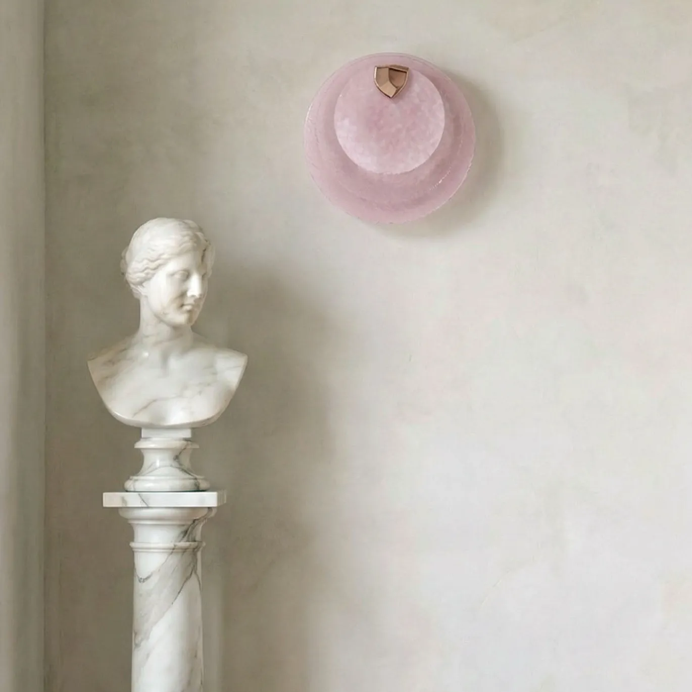 Lampada da parete Rose Shield in vetro rosa