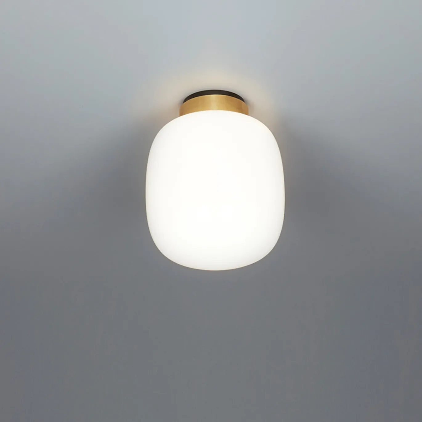 Lampada da soffitto Legier in vetro opale con finitura oro