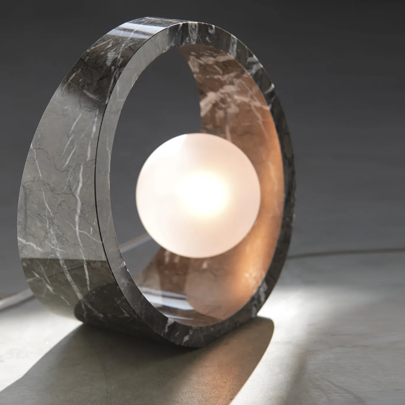 Lampada da tavolo ad anello in marmo Marquinia