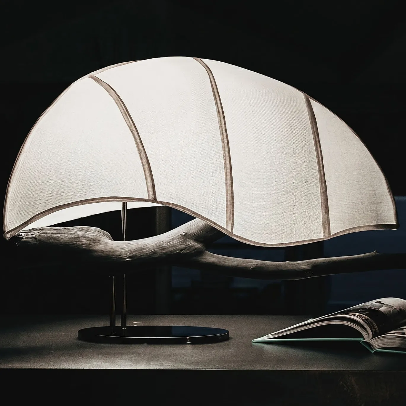 Lampada da tavolo Afrodite in legno di mare e cotone