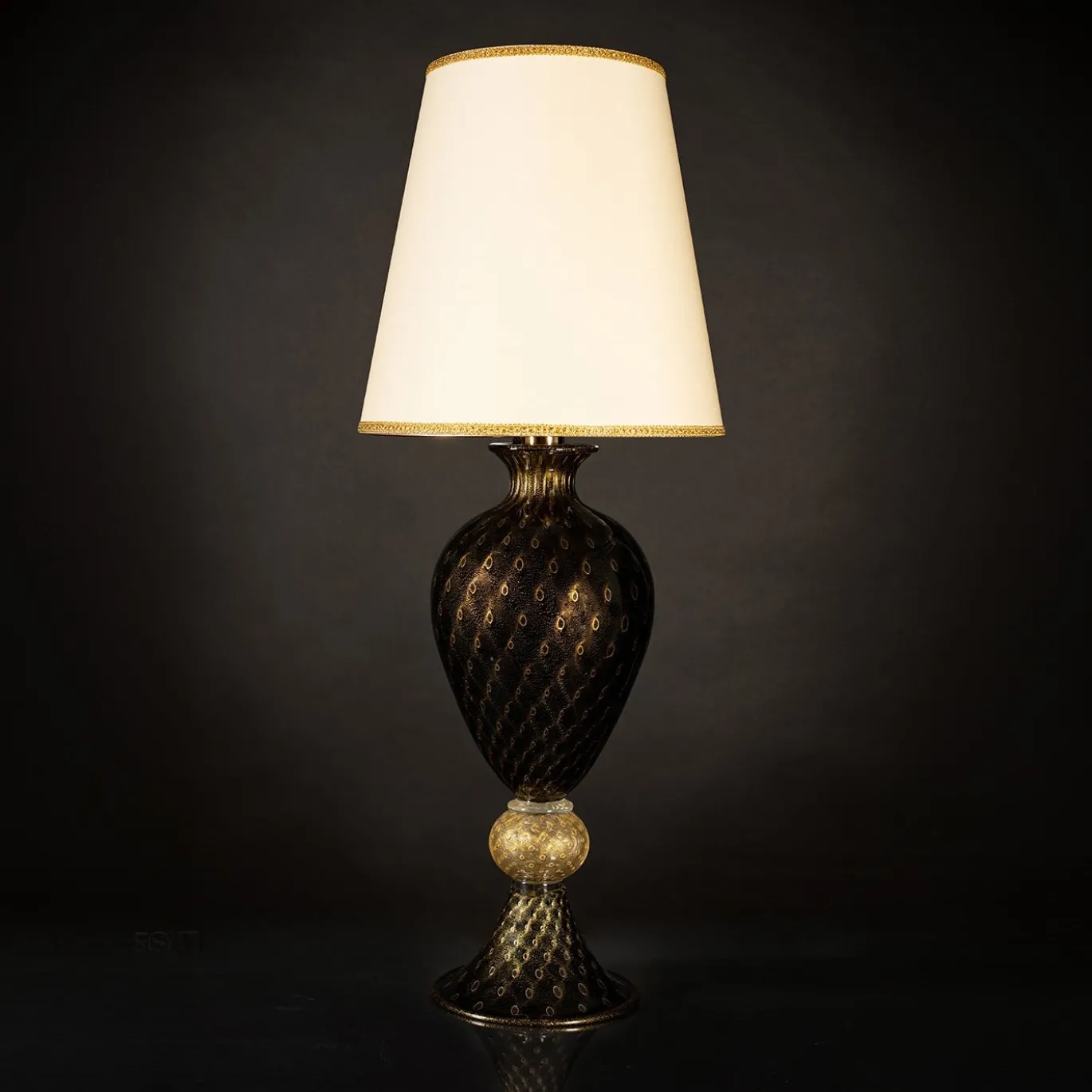 Lampada da tavolo alta nera e dorata #1