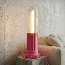 Lampada da tavolo Archeopop Dafne in resina rosa e trasparente