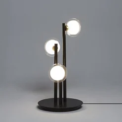 Lampada da tavolo a tre cerchi Nabila di Corrado Dotti